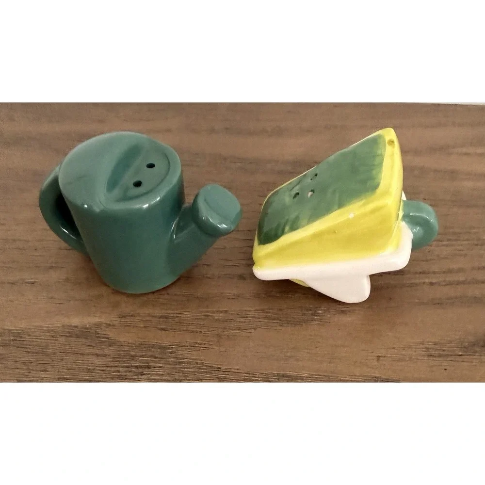 Vintage Plant Sprout Salt Pepper Shakers Watering Can Garden Ceramic Set‎